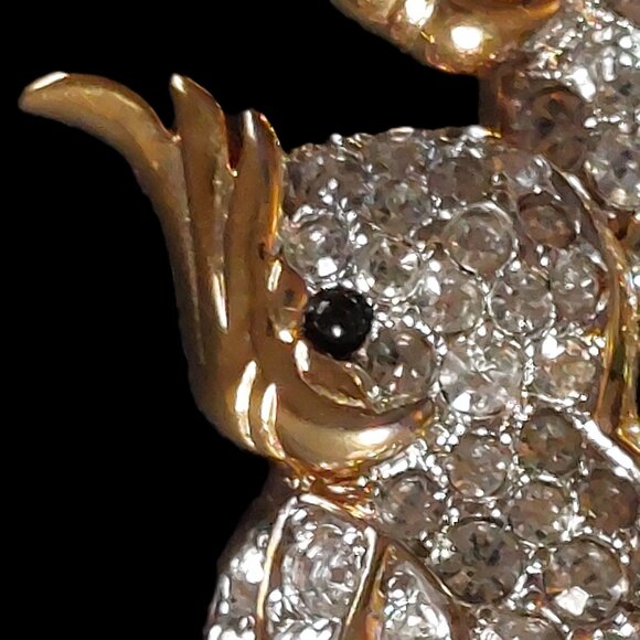 Brilliant Rhinestone Parrot pin broach with an intricate golden setting - Picture 10 of 10